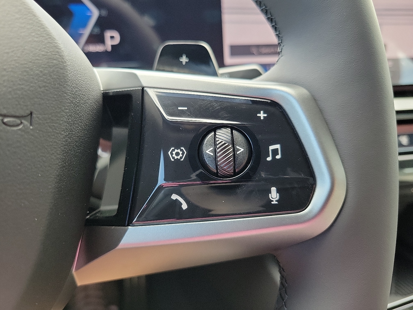 2026 BMW 5 Series 550e - Photo 19