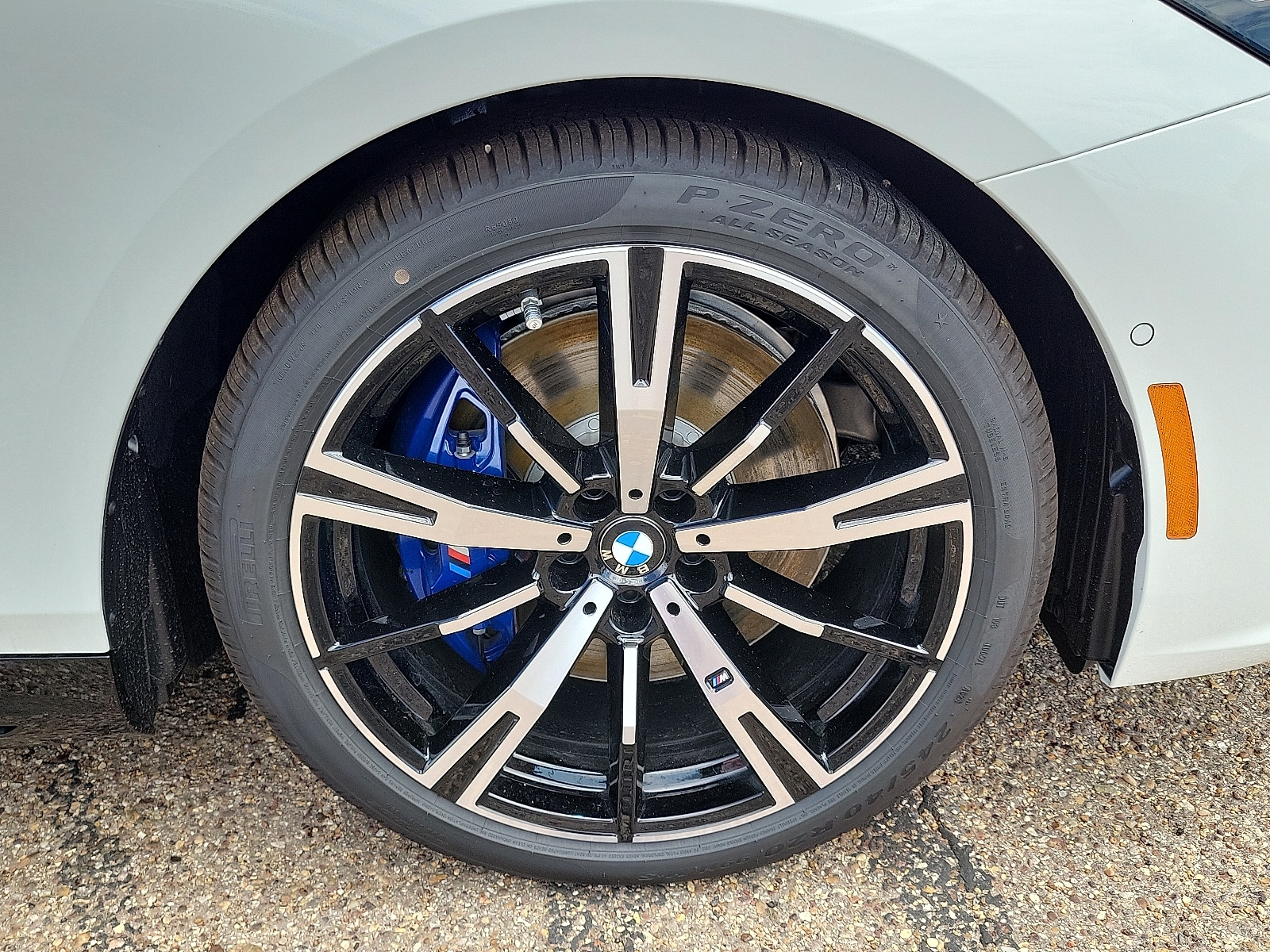 2026 BMW 5 Series 550e - Photo 7