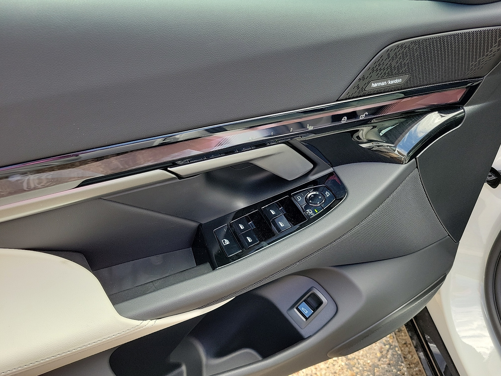 2026 BMW 5 Series 550e - Photo 11