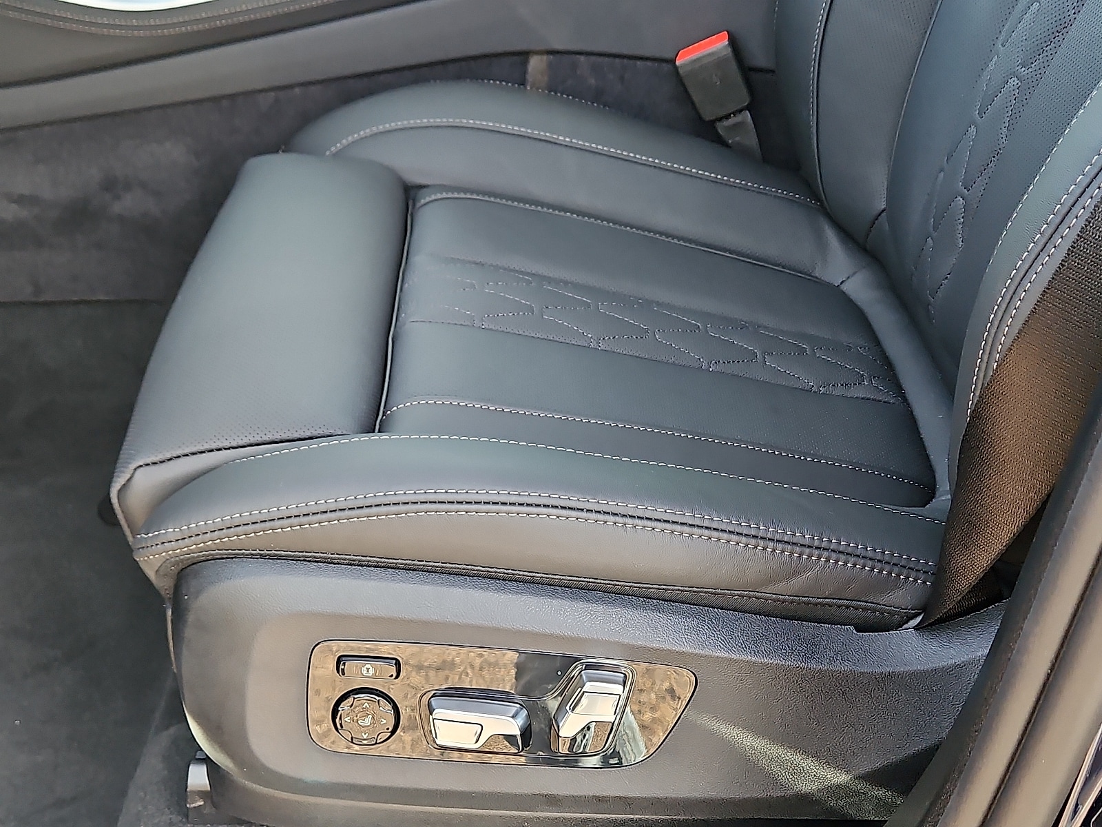 2026 BMW X5 M60i - Photo 14