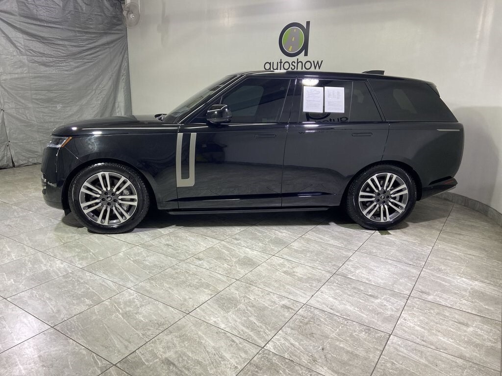2023 Land Rover Range Rover SE photo 3