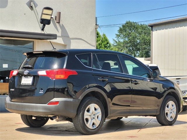 2015 Toyota RAV4 LE photo 4