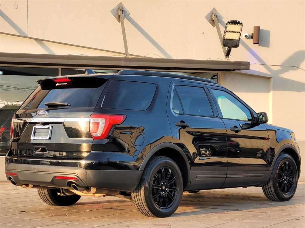 2017 Ford Explorer Base photo 4