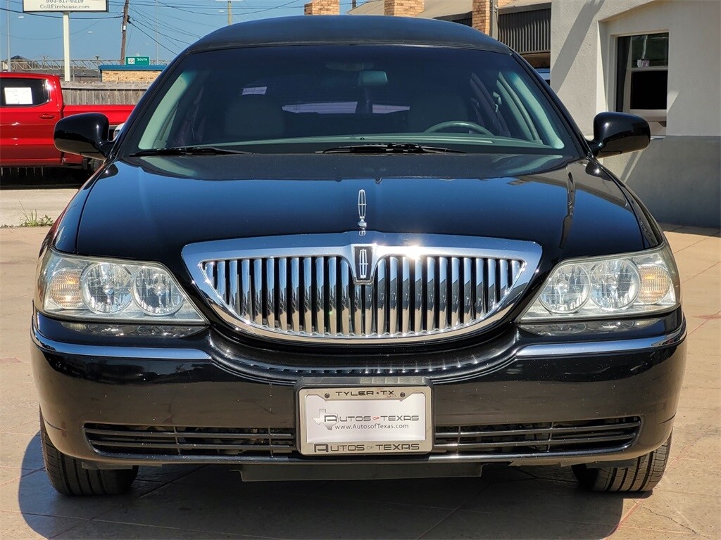 2003 Lincoln Town Car Executive photo 2