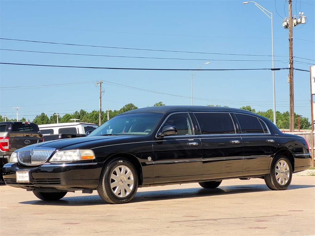 2003 Lincoln Town Car Executive photo 3