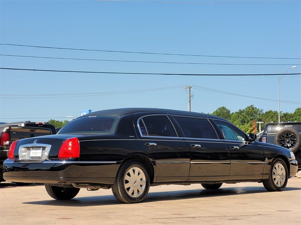 2003 Lincoln Town Car Executive photo 4