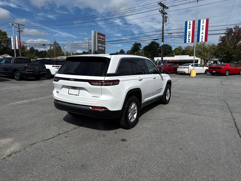 2022 Jeep Grand Cherokee Laredo photo 3