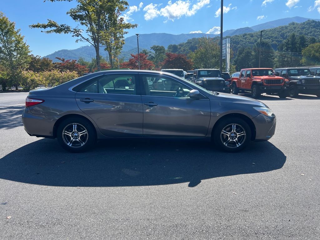 2017 Toyota Camry LE photo 2