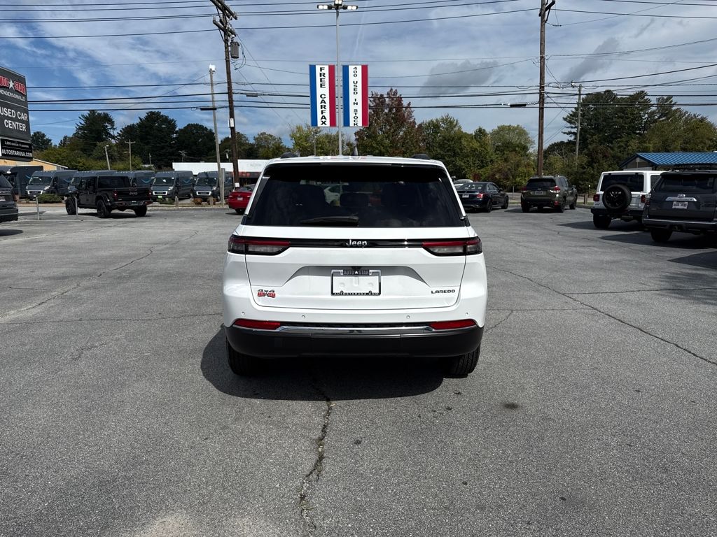 2022 Jeep Grand Cherokee Laredo photo 4