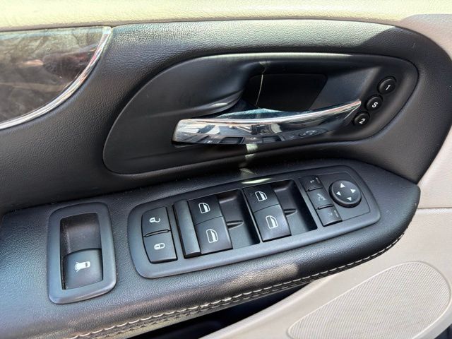 2015 Chrysler Town & Country Limited Platinum - Photo 26