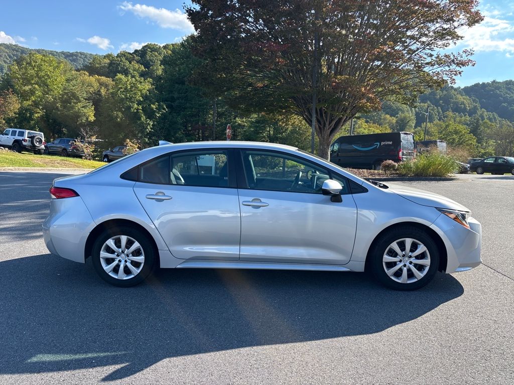 2020 Toyota Corolla LE photo 2
