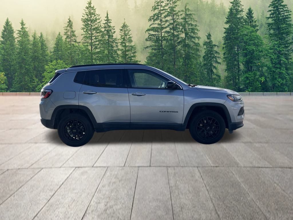 2022 Jeep Compass Latitude photo 2