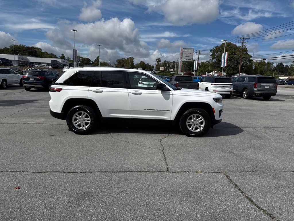 2022 Jeep Grand Cherokee Laredo photo 2