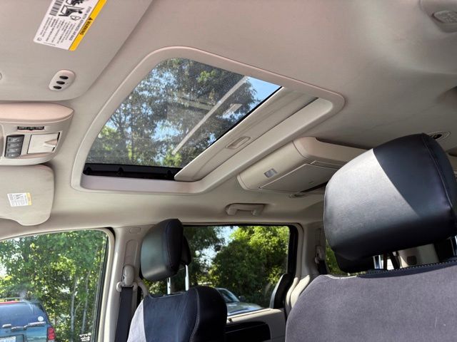 2015 Chrysler Town & Country Limited Platinum - Photo 9