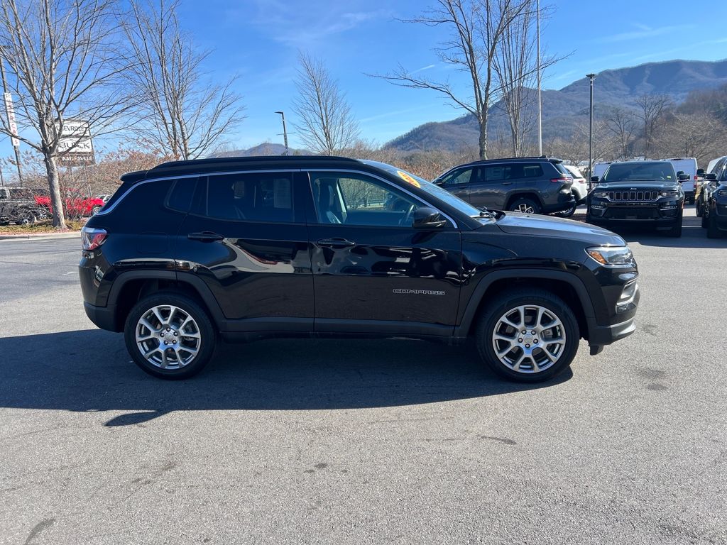 2022 Jeep Compass Latitude Lux's photo