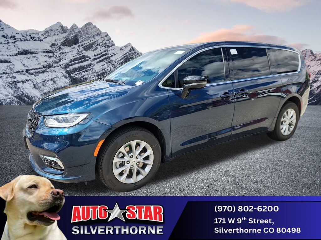2025 Chrysler Pacifica Select's photo