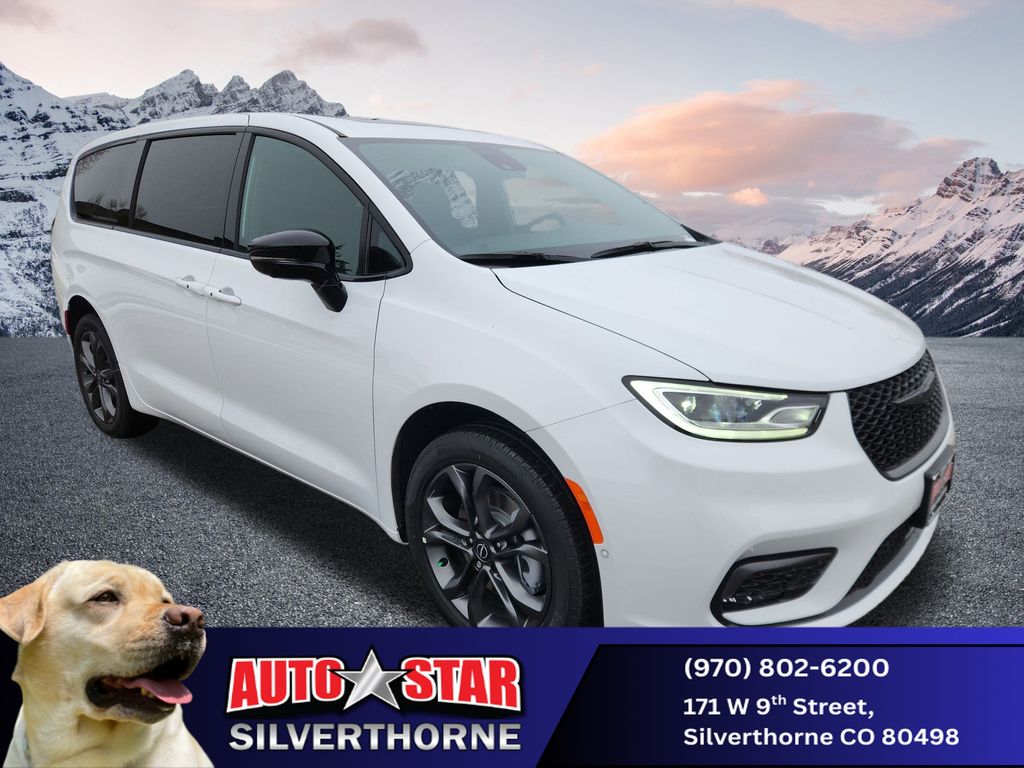 2026 Chrysler Pacifica Select's photo