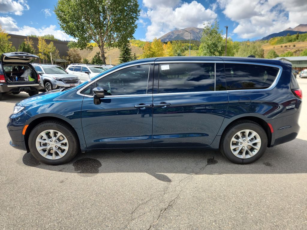 2025 Chrysler Pacifica photo 2