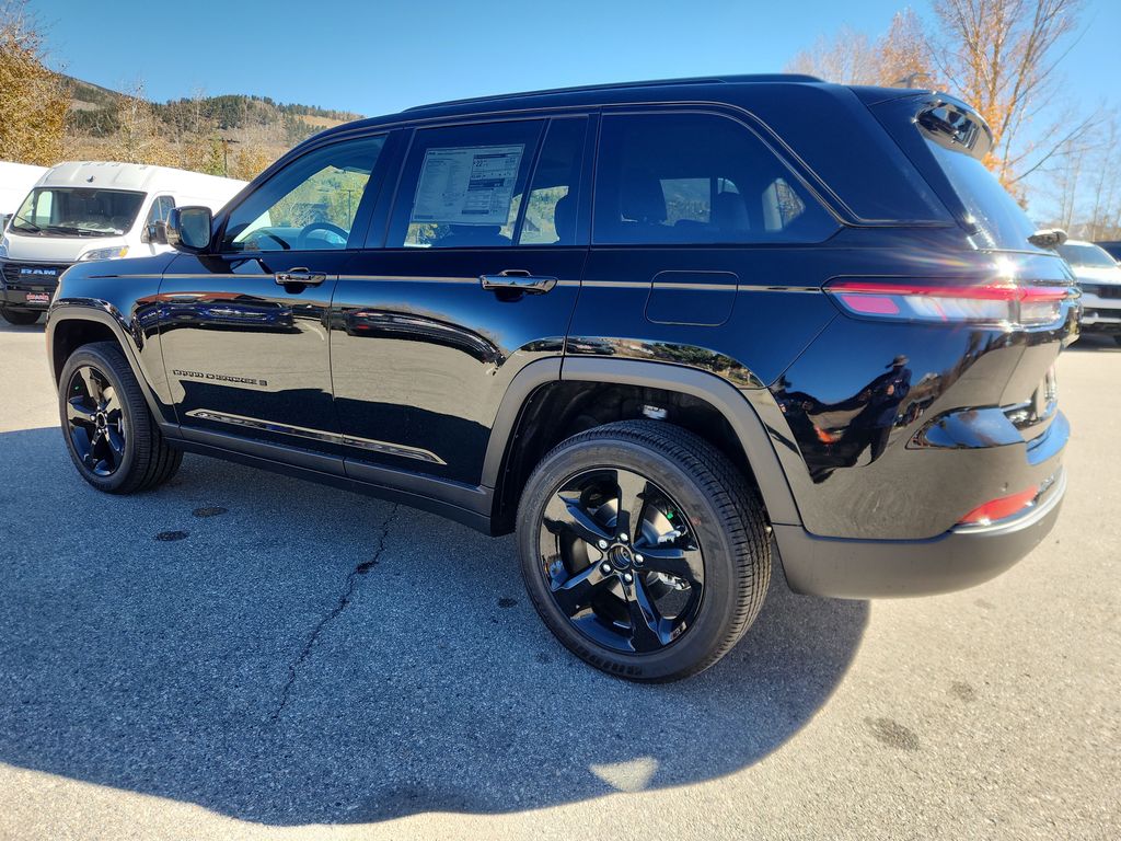 2025 Jeep Grand Cherokee Altitude photo 3