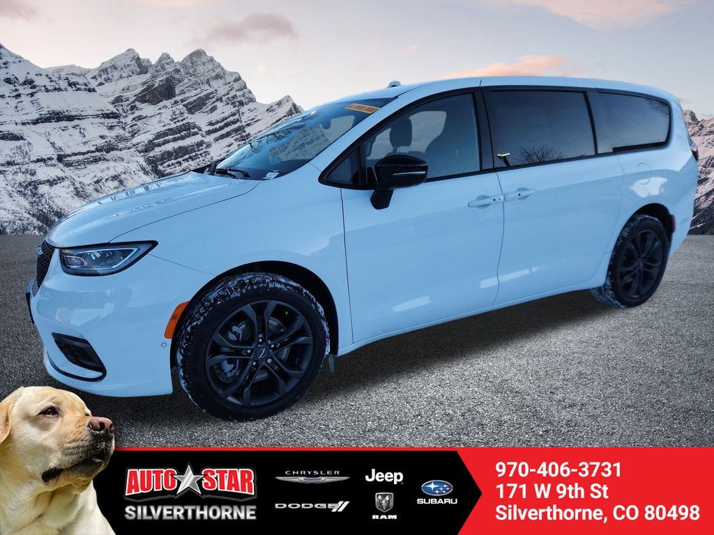 2026 Chrysler Pacifica Select's photo