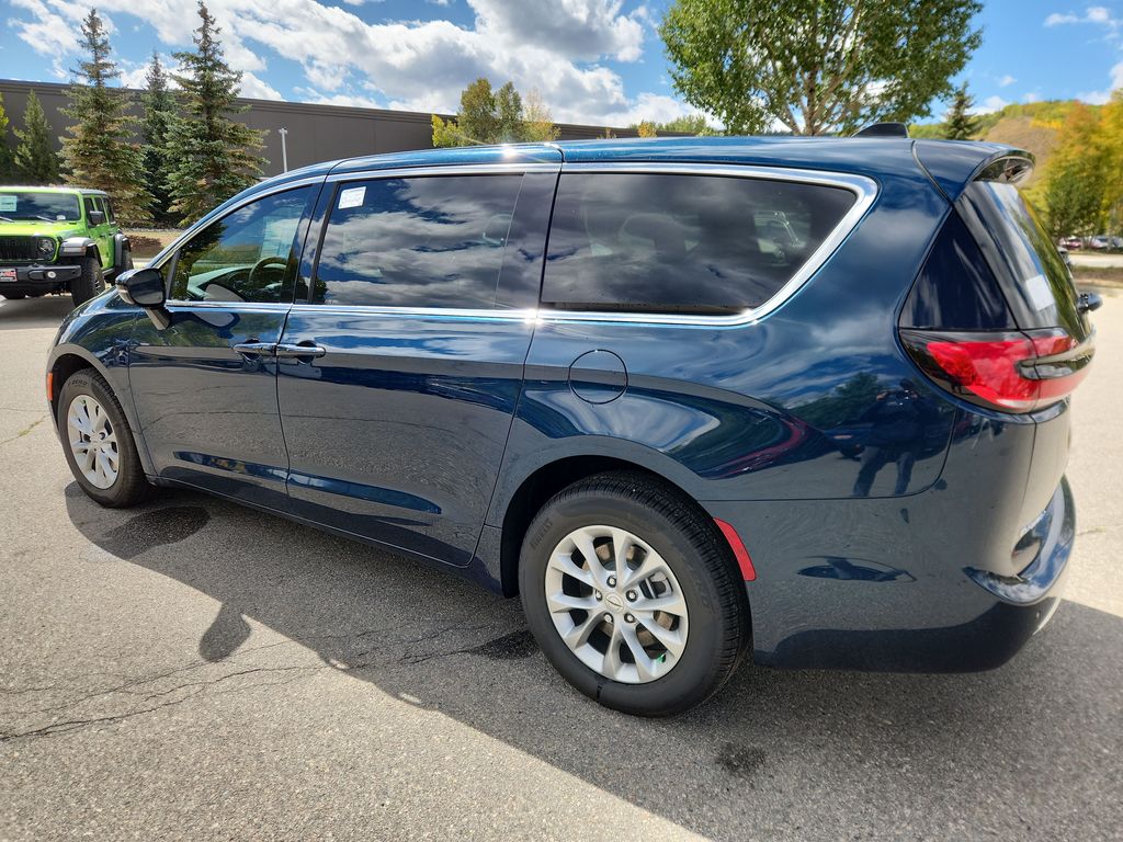 2025 Chrysler Pacifica photo 3