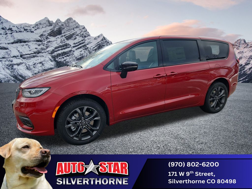 2026 Chrysler Pacifica Select's photo