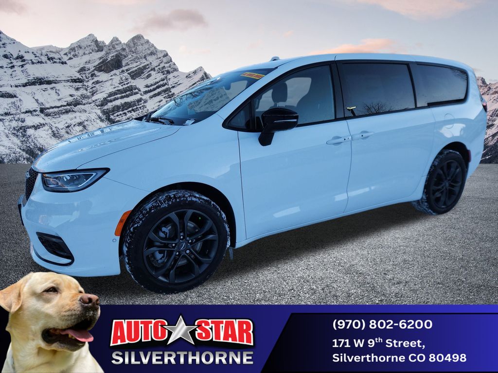 2026 Chrysler Pacifica Select's photo