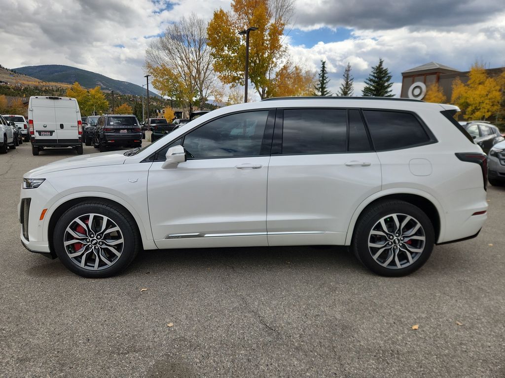 2022 Cadillac XT6 Sport photo 2
