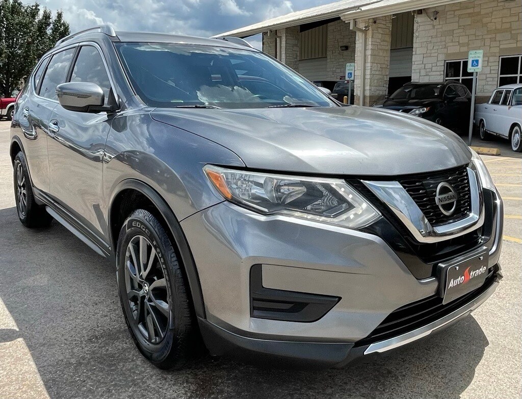2017 Nissan Rogue SV photo 2