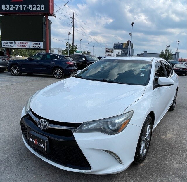 2016 Toyota Camry SE photo 3