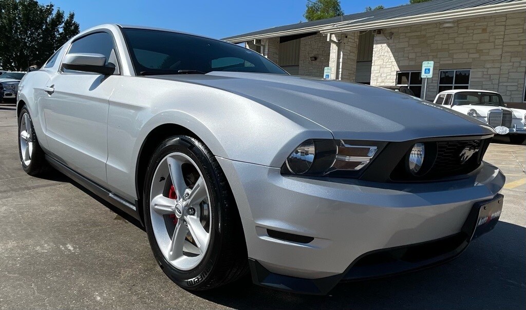 2010 Ford Mustang GT Premium photo 2