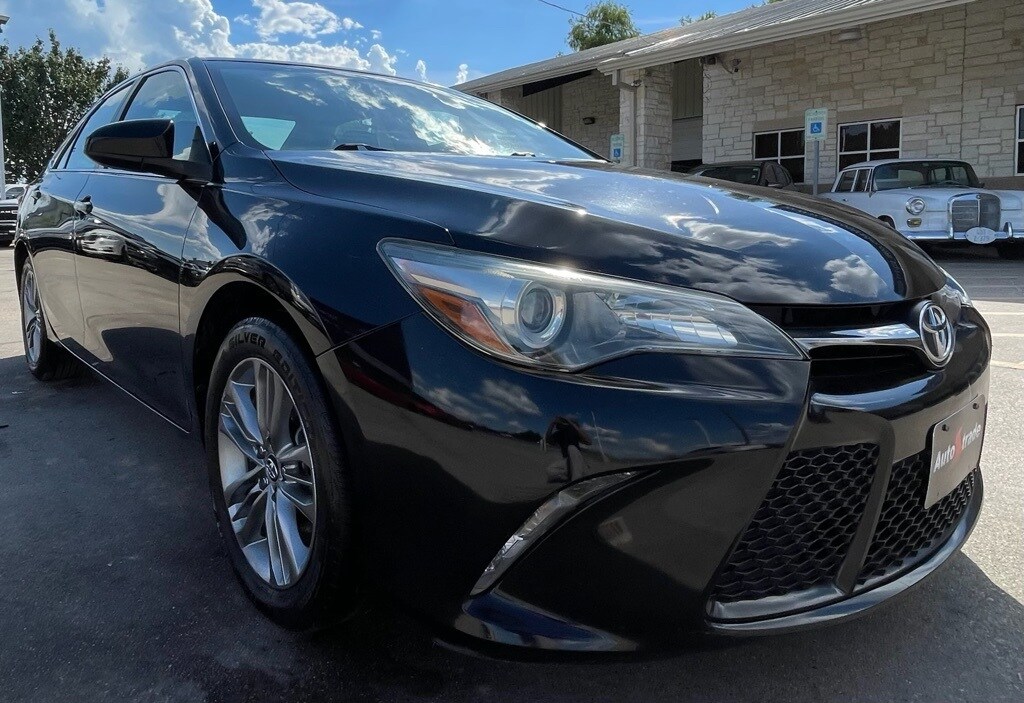 2017 Toyota Camry SE photo 2