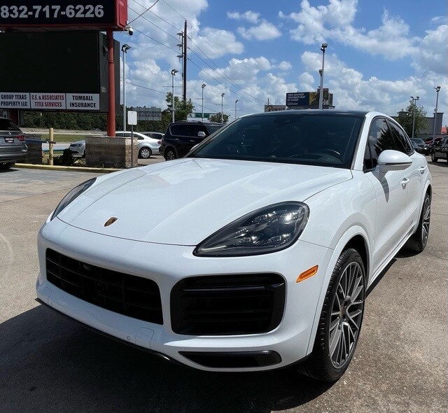 2022 Porsche Cayenne Coupe photo 2