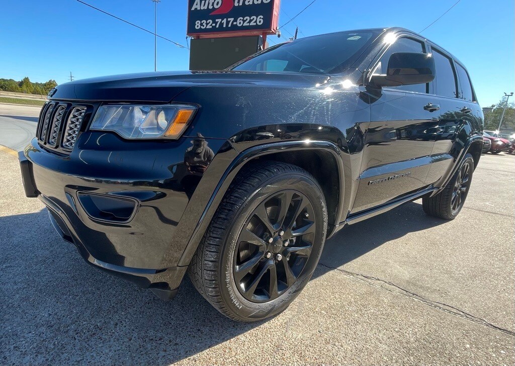 2021 Jeep Grand Cherokee Laredo photo 3