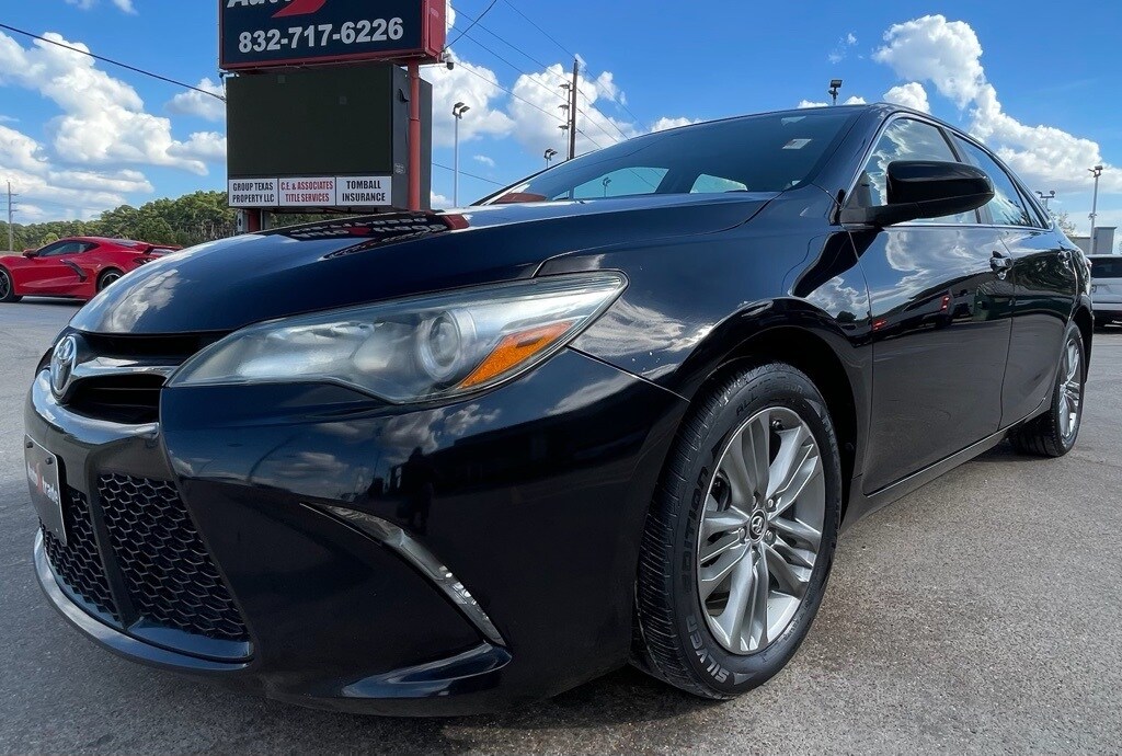2017 Toyota Camry SE photo 3