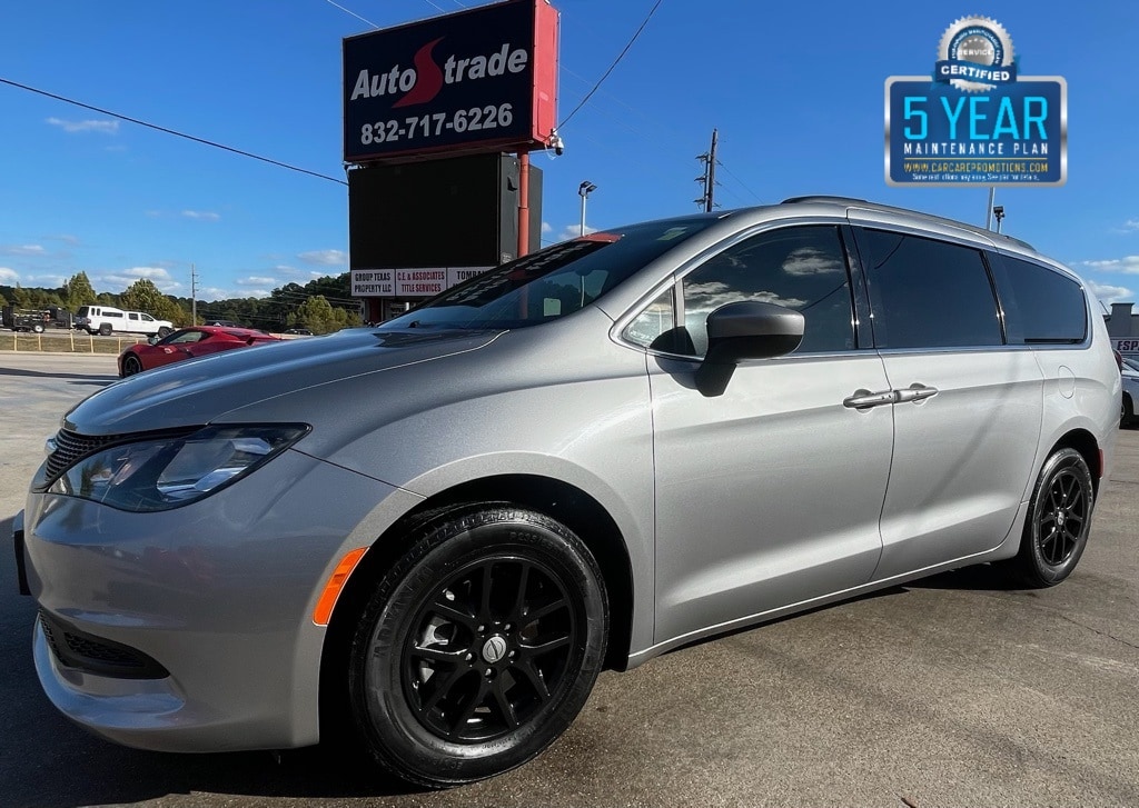 2021 Chrysler Voyager's photo