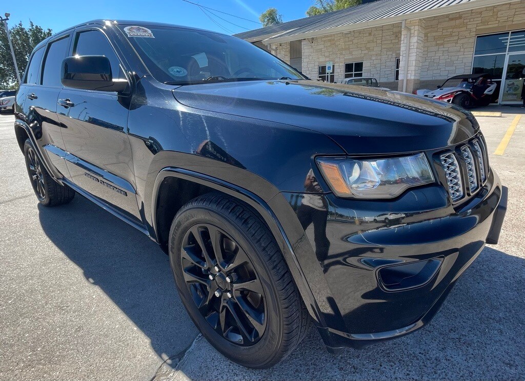 2021 Jeep Grand Cherokee Laredo photo 2
