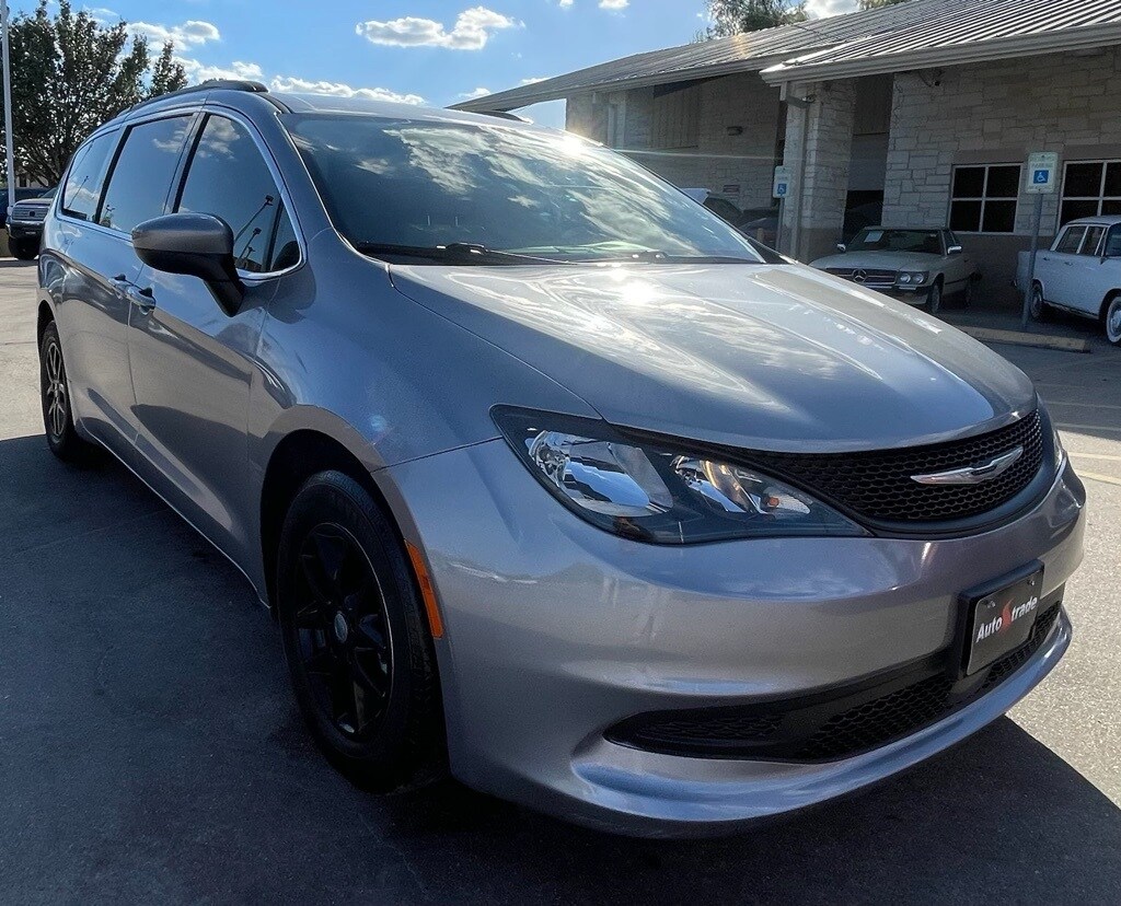 2021 Chrysler Voyager LXi photo 2
