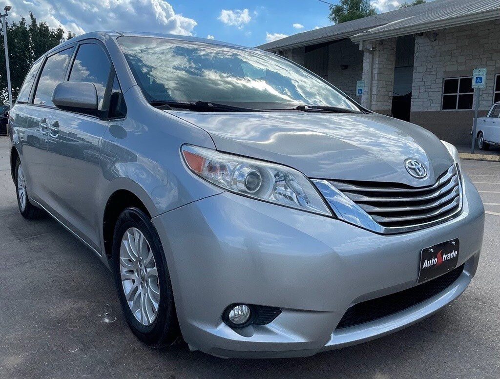 2016 Toyota Sienna XLE Premium photo 2