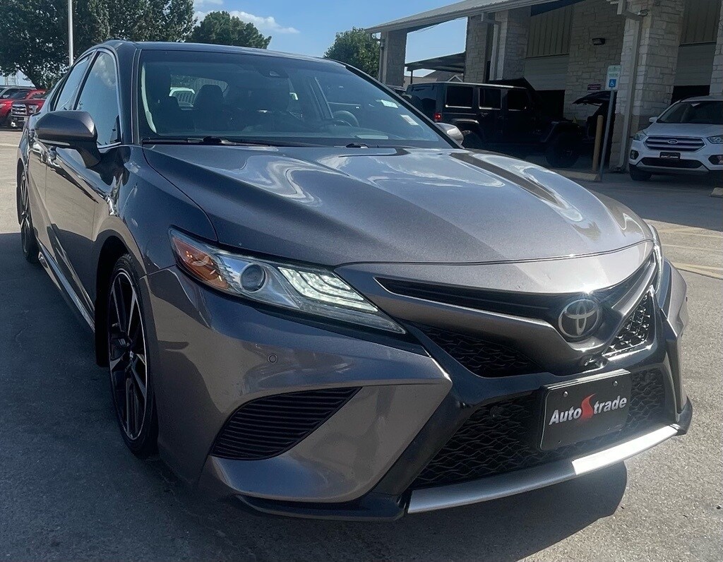 2019 Toyota Camry XLE V6 photo 2