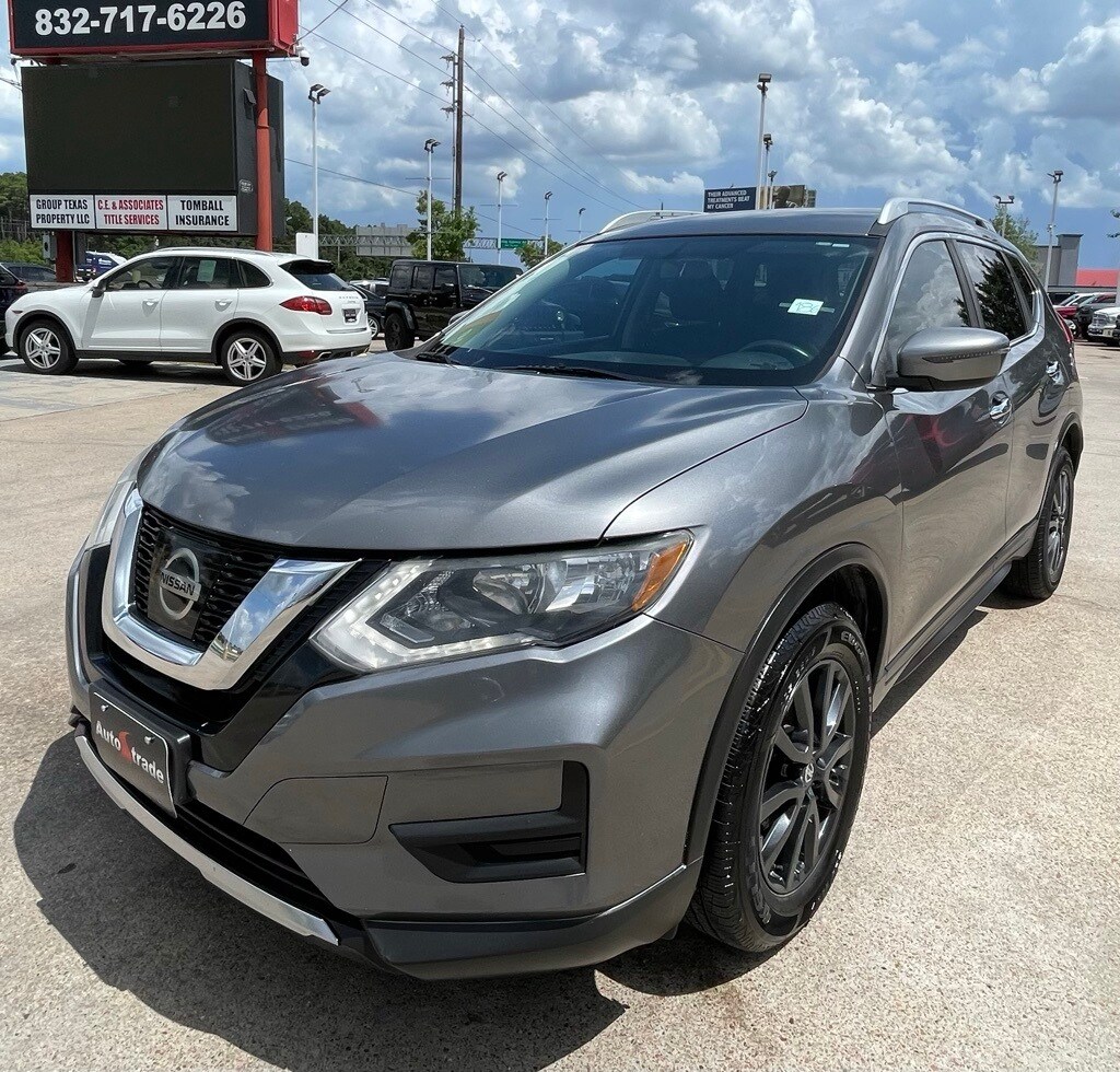2017 Nissan Rogue SV photo 3