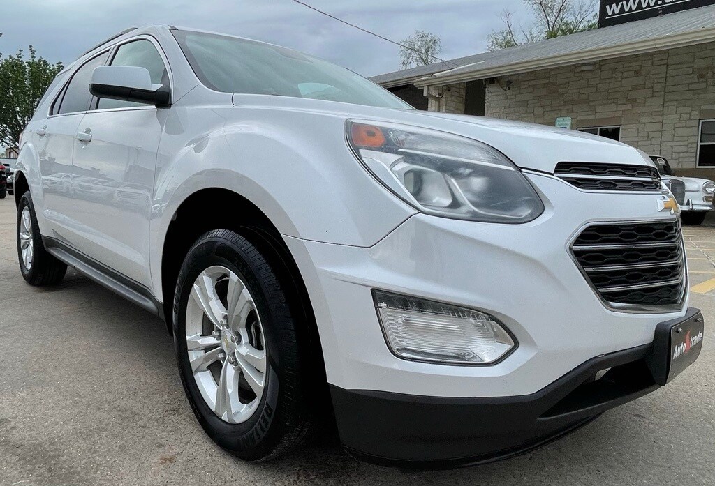 2016 Chevrolet Equinox LT photo 2