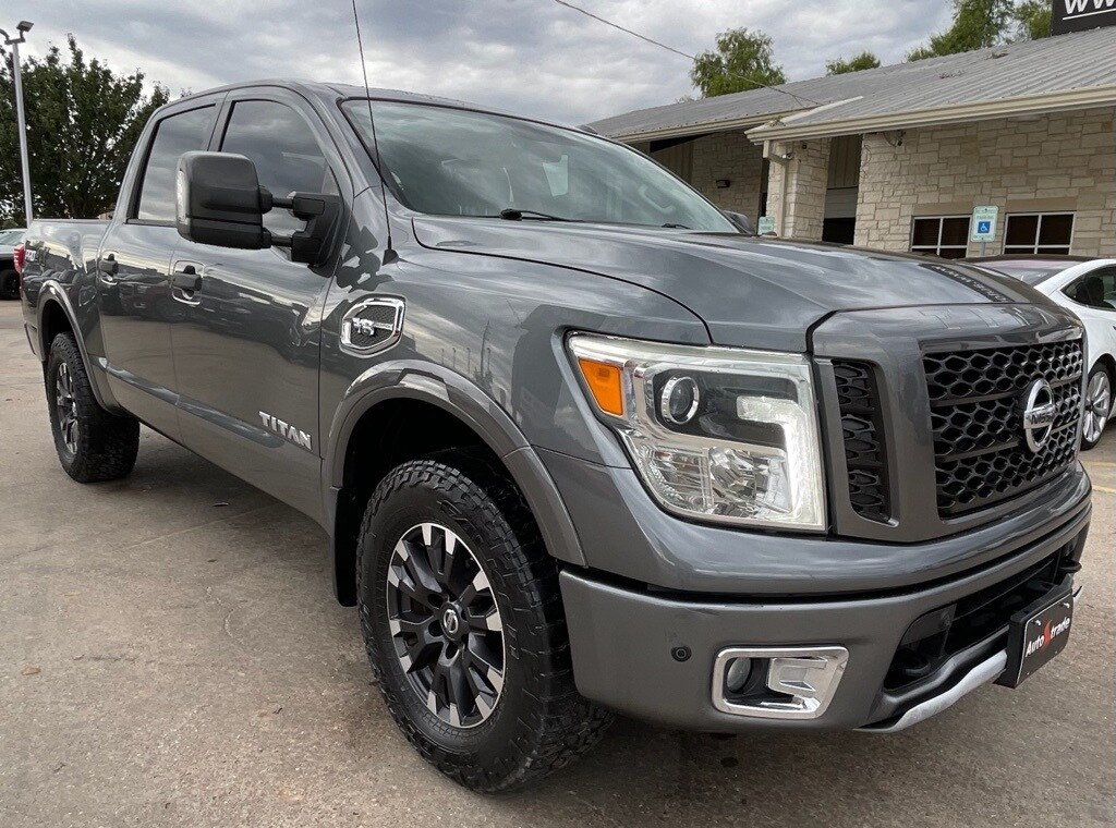 2017 Nissan Titan PRO-4X photo 2