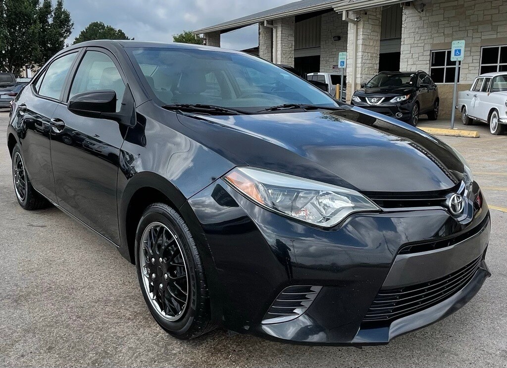 2016 Toyota Corolla LE photo 2