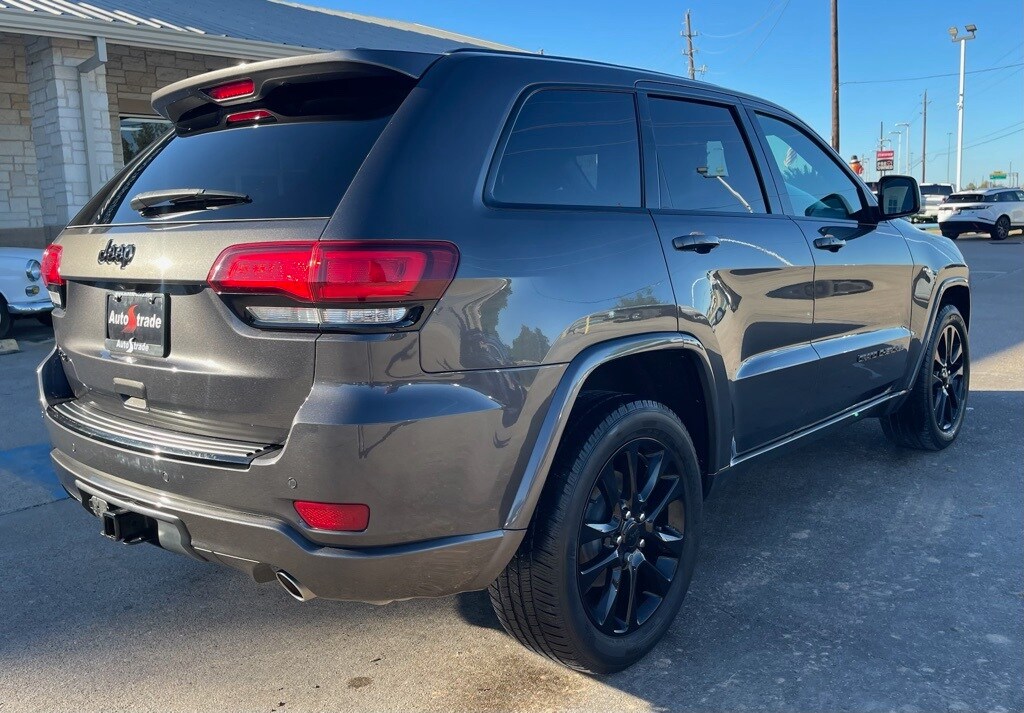 2018 Jeep Grand Cherokee Laredo Altitude photo 3