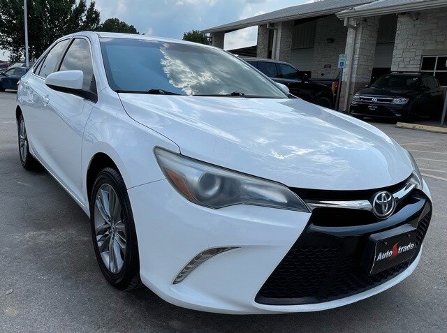 2016 Toyota Camry SE photo 2