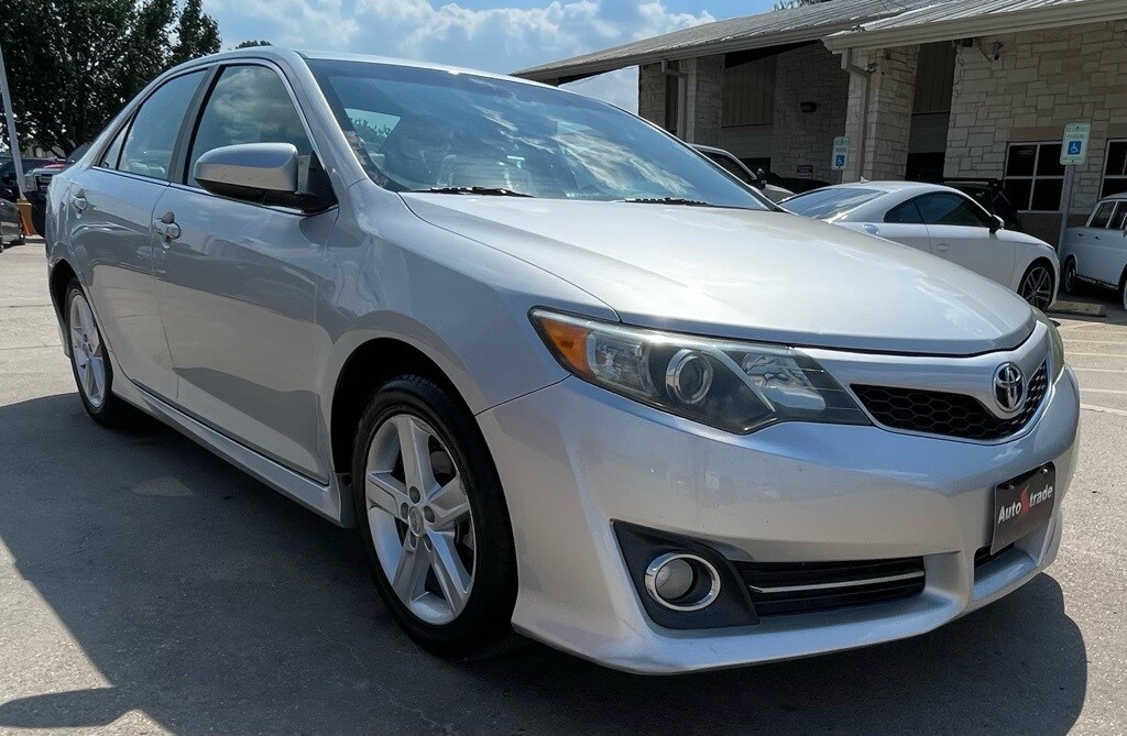 2013 Toyota Camry SE photo 2