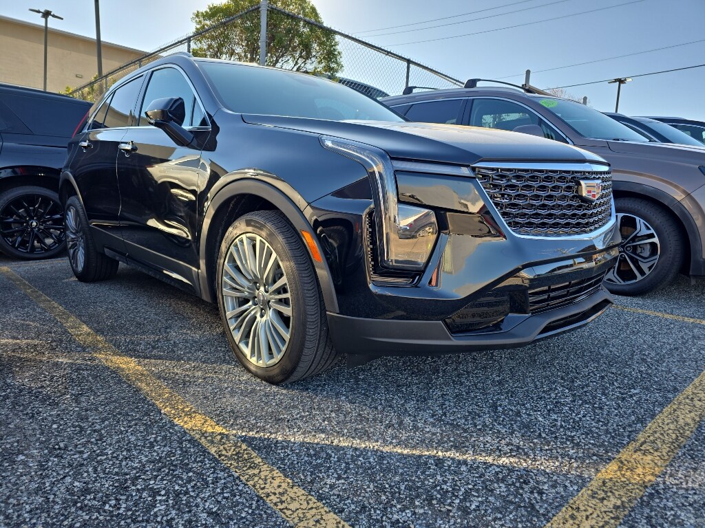 2024 Cadillac XT4 Premium Luxury photo 2