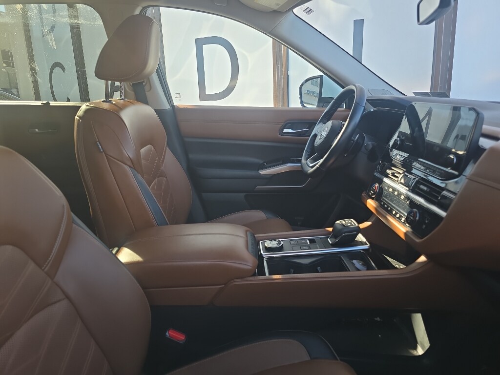 2023 Nissan Pathfinder Platinum photo 3