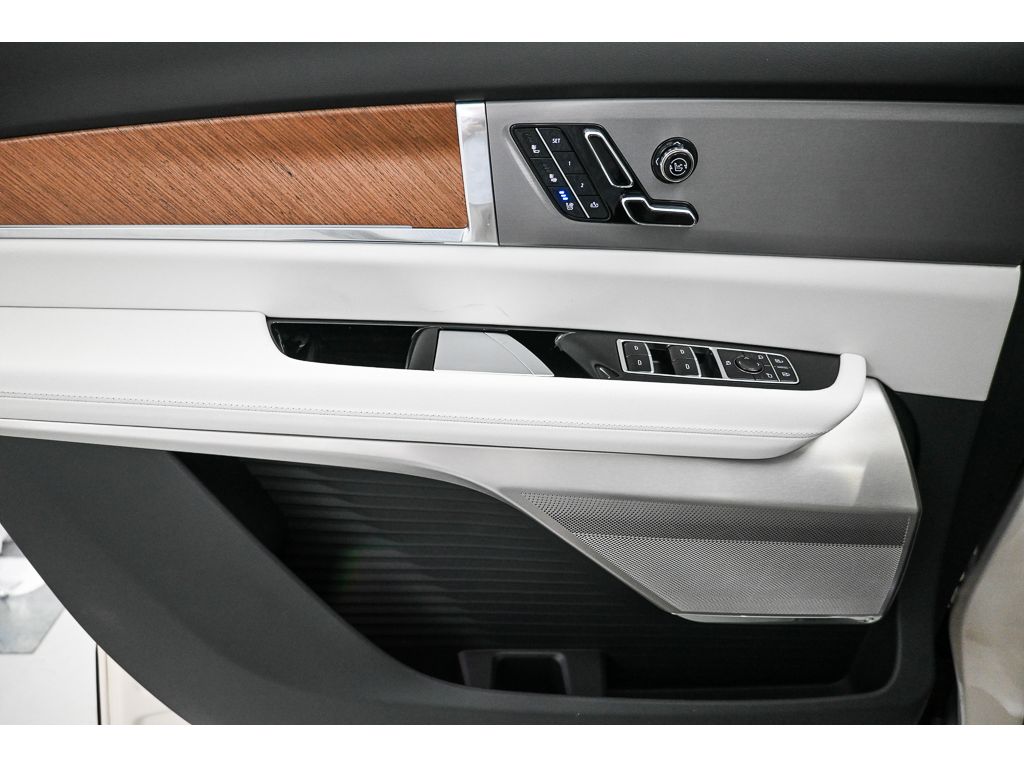 2027 Cadillac VISTIQ Sport - Photo 18